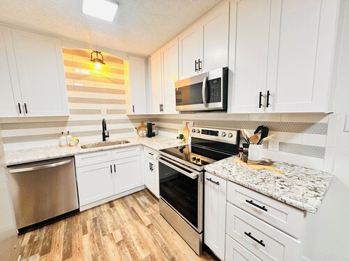 Charming 2-bedroom house in Ardmore with AC, WiFi. Enjoy your stay