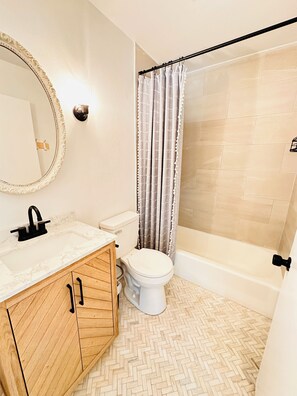 Hair dryer, towels, soap, shampoo - Charming 2-bedroom house in Ardmore with AC, WiFi. Enjoy your stay (Ardmore)