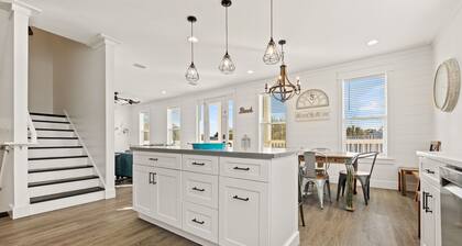 Sealah @ Crystal Beach | 6 Bedrm | Private Pool | Summer Specials | We LOVE Pets | Sleeps 16 | Beach