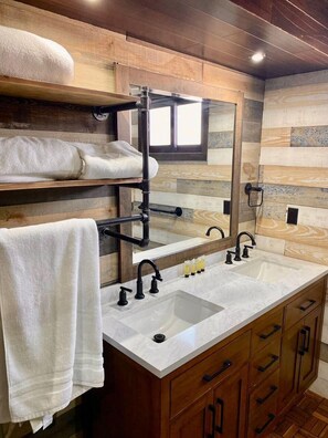 Family Cabin | Bathroom