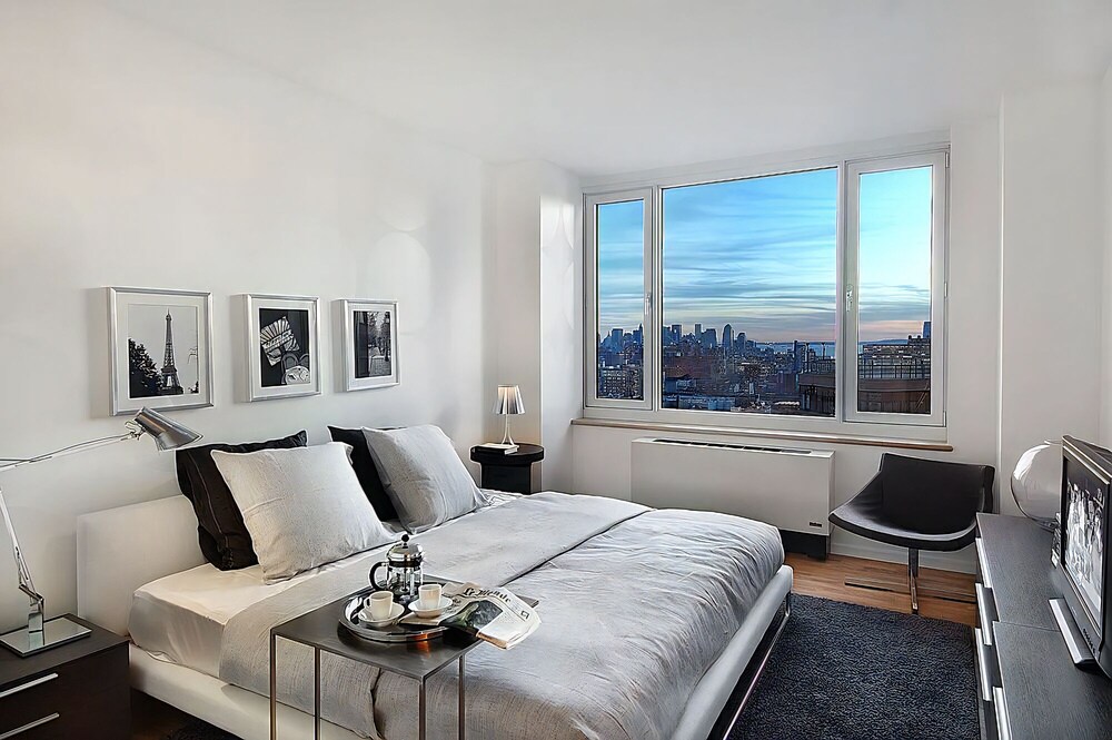 Stunning luxury highrise with amazing views of the Hudson river mid