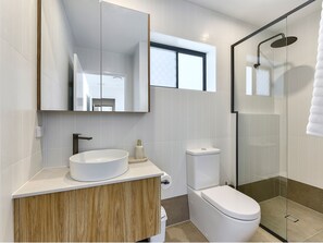 Douche, sèche-cheveux, serviettes fournies, savon