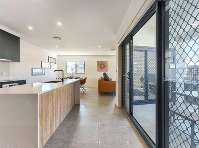 Newly spacious top level good view near city apartment