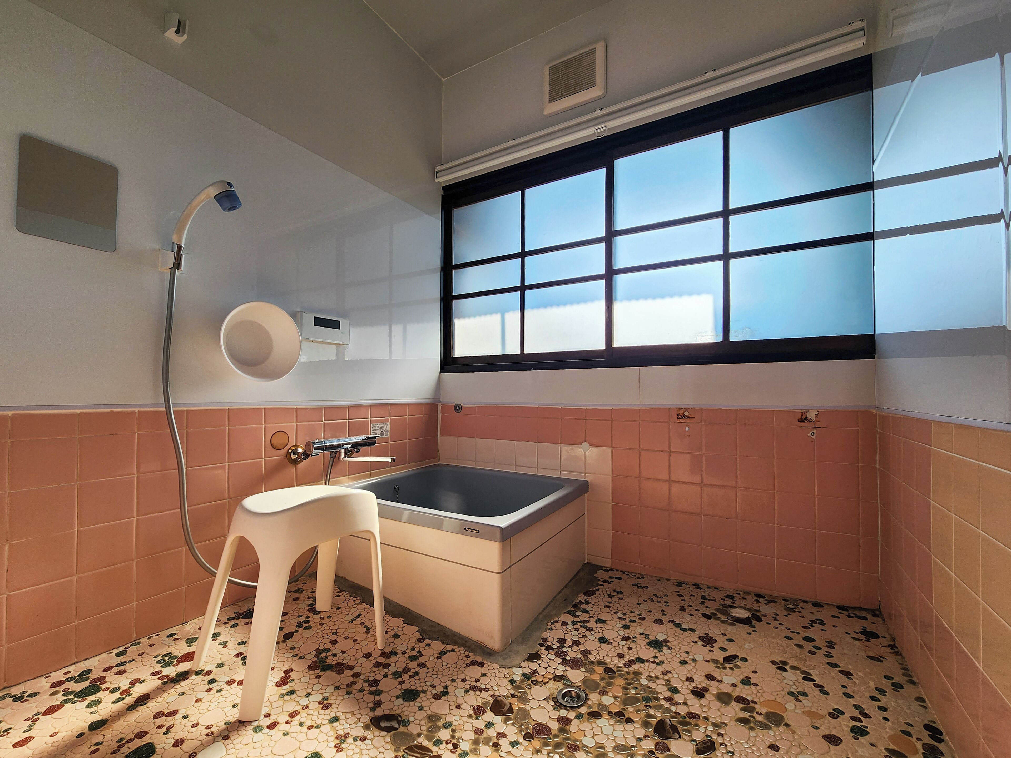 Deep soaking bathtub