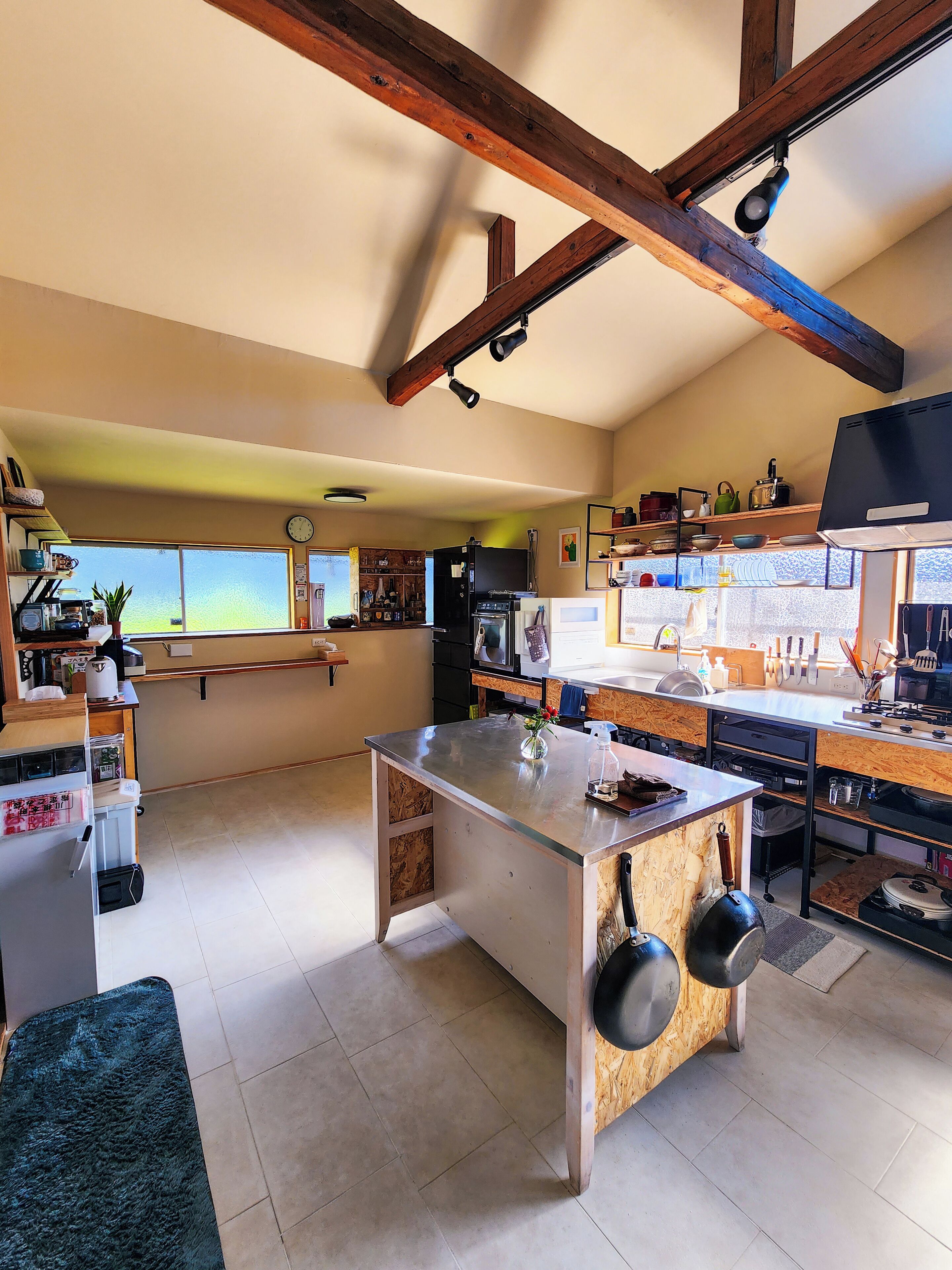 Jääkaappi, mikroaaltouuni, uuni, liesi