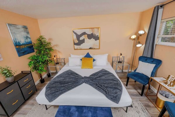 1 bedroom, desk, iron/ironing board, WiFi - Artsy Getaway with Vibrant Design Flair (Sarasota)