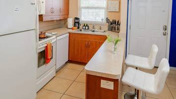 Een koelkast, een magnetron, een oven, een kookplaat