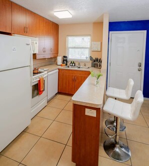 Fridge, microwave, oven, stovetop - Artsy Getaway with Vibrant Design Flair (Sarasota)