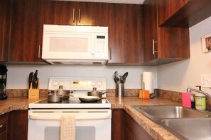 Refrigerador, microondas, horno, placa de cocina