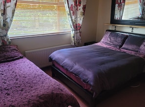House | 4 bedrooms, free WiFi, bed sheets - The Railway Lodge, 4 Bedrooms, Sleeps 11, Pets Ok (Moate)