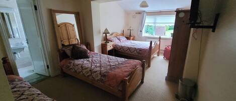 House | 4 bedrooms, free WiFi, bed sheets