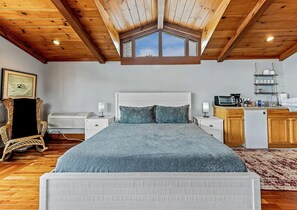 WiFi, bed sheets - Sleep Lakeside in Our Cozy Boathouse with Mtn Views (Landrum)