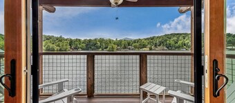 Sleep Lakeside in Our Cozy Boathouse with Mtn Views