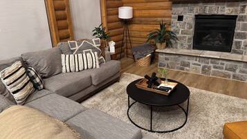 TV connectée, cheminée, table de tennis de table, livres