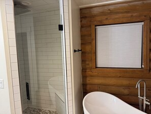 Regadera, secadora de cabello, toallas, shampoo 