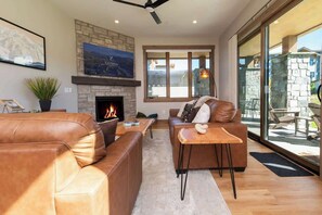 テレビ、暖炉、ステレオ、書斎 / ワークスペース