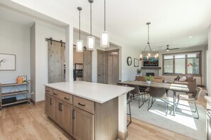 Dining - Panoramic Views, Downtown Access (Fraser)