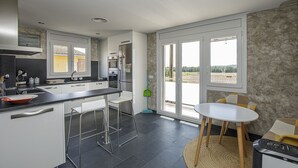 Kookgerei, borden en bestek, een eettafel