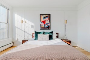 2 bedrooms, iron/ironing board, WiFi, bed sheets - Stellar Downtown XBR, Security, Doorman, Elev, by Blueground (Brookline)