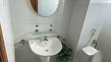 Ducha, artículos de tocador gratuitos, secador de pelo, pantuflas