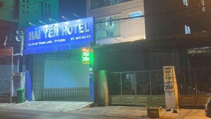 A hotel with a sign reading "HÀI YEN HOTEL" and a contact number. - Hai Yen Hotel Pleiku by Bay Luxury (Hoi Phu)