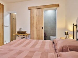 2 bedrooms, travel crib, free WiFi