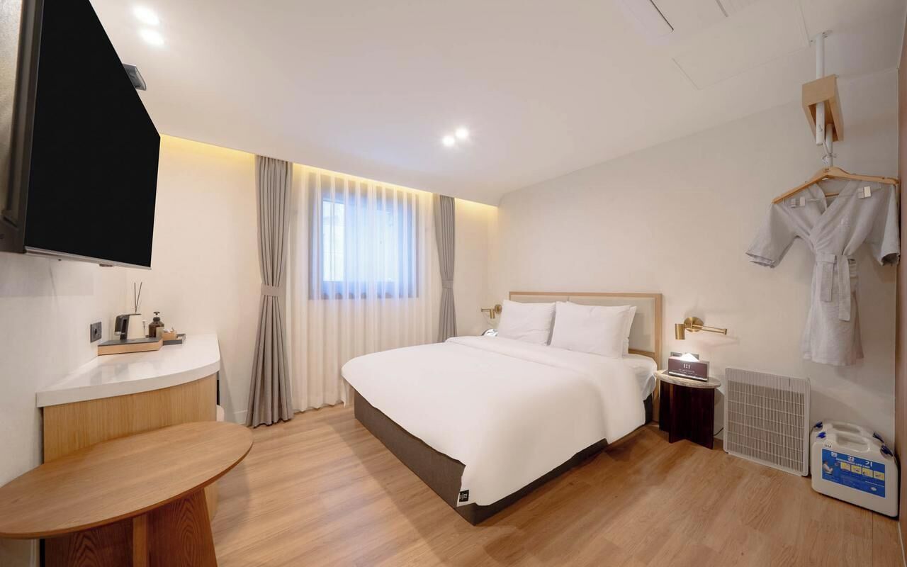 *Open Special Rate* Deluxe Double (OTT 6 Types + Bathtub + Premium ACE Bed/Bedding) | Soundproofing, free WiFi