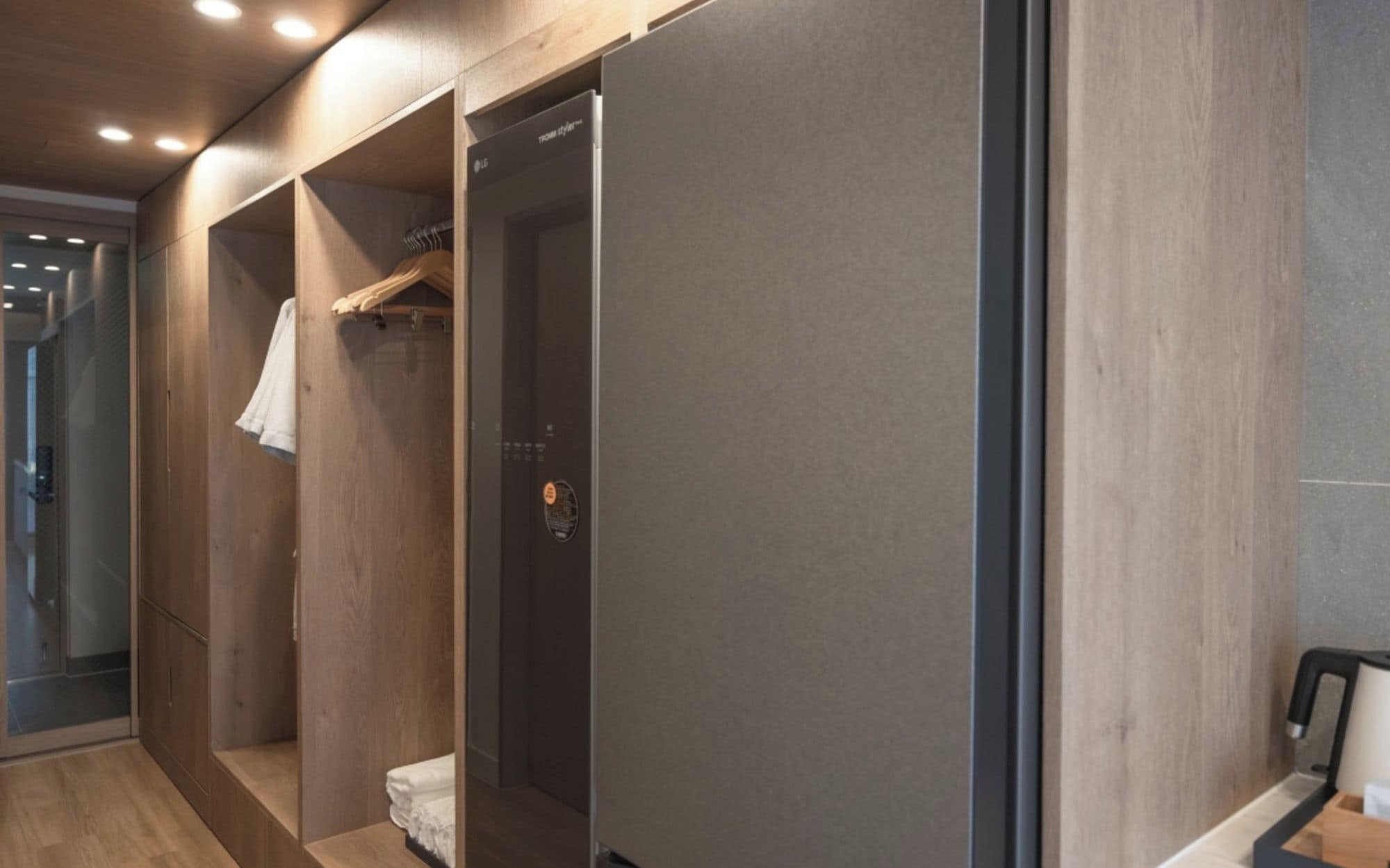 Un baño moderno con cabina de ducha, inodoro y lavabo.