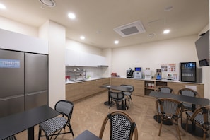 Daily cooked-to-order breakfast (KRW 8000 per person)