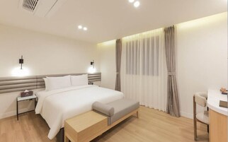 *Open Special Rate* Premium Double(OTT 6 Types + Bathtub + Premium ACE Bed/Bedding+Bed Stool+Styler) | Kedap suara dan Wi-Fi gratis