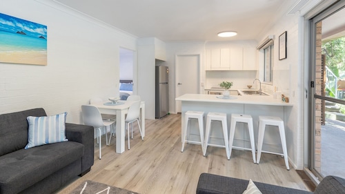 Just Beachy - freshly renovated apartment minutes walk from the beach!