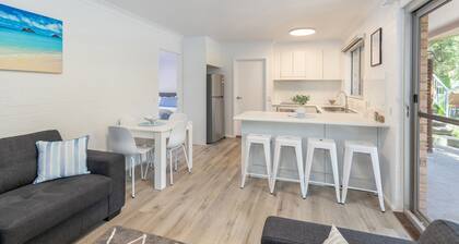 Just Beachy - freshly renovated apartment minutes walk from the beach!