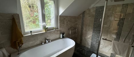 Maison | Salle de bain | Baignoire et douche séparées, baignoire profonde