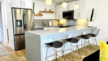 Réfrigérateur, four à micro-ondes, un four, surface de cuisson