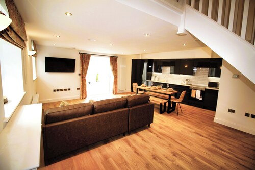 1 Bed Cottage - Plus Sofa Bed - Sleeps 4 - Pets