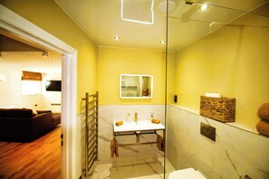 Villa | Badeværelse | Bruser, hårtørrer, håndklæder