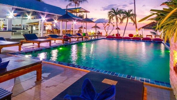 A pool area with lounge chairs and umbrellas, a bar, and a view of the sunset. - Villa - Sleeps 8 - Terrace - Beach Close (Ko Lanta)