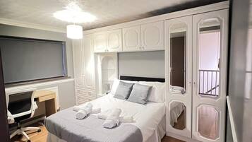 3 bedrooms, iron/ironing board, WiFi, bed sheets