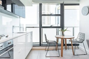 Kühlschrank, Mikrowelle, Ofen, Geschirrspüler