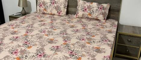 3 عدّة غرف نوم وواي فاي وملاءات أسرّة