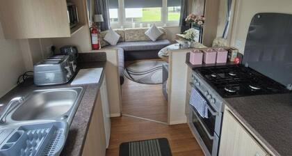 3 Bed Caravan Sleeps 6 with Free Parking