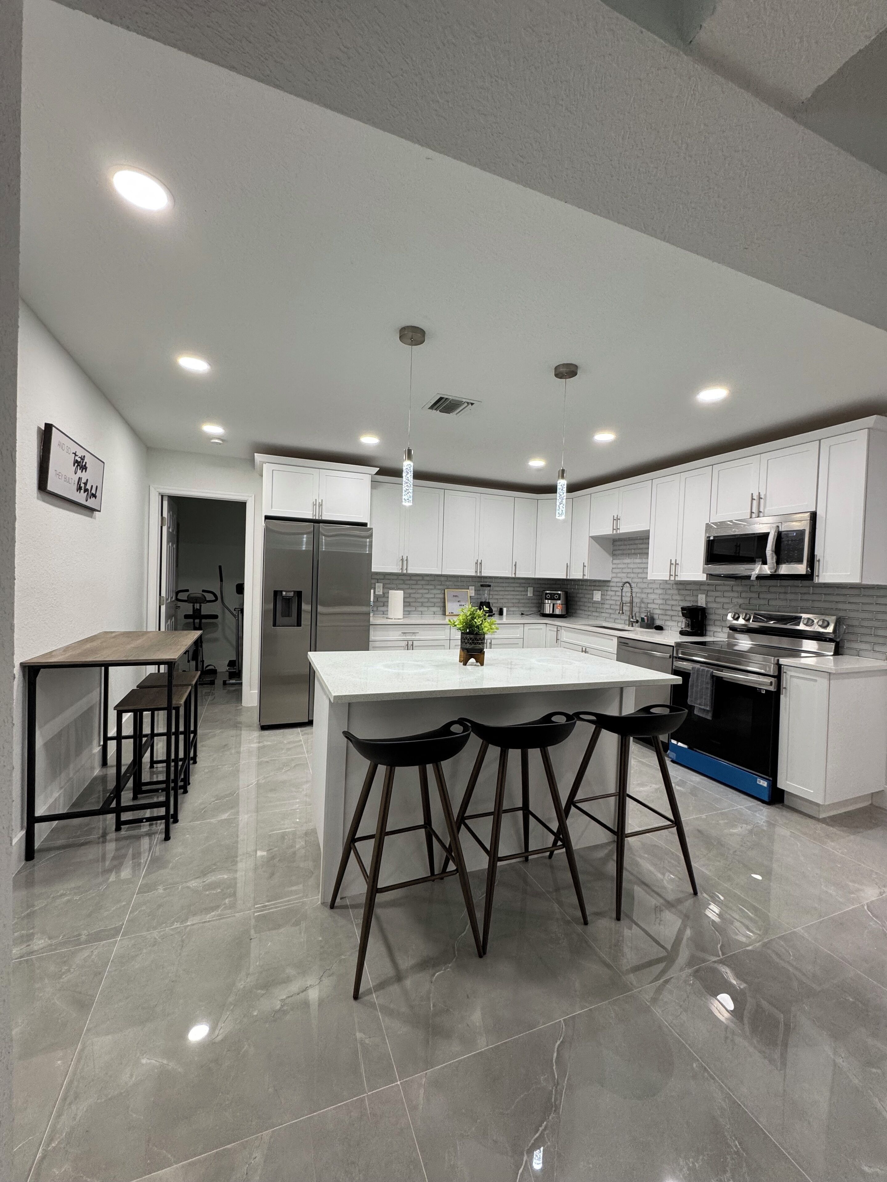 Kjøleskap, mikrobølgeovn, kokeplater og oppvaskmaskin