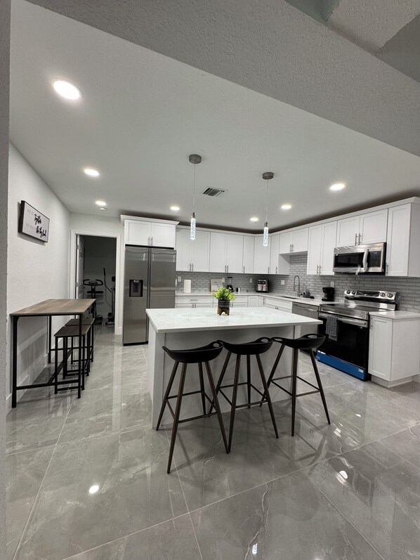 Réfrigérateur, micro-ondes, plaque de cuisson, lave-vaisselle