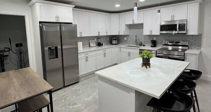 Charming 4-bedroom house with WiFi, pool, fitness room in peaceful Boynton Beach