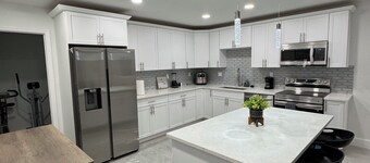 Charming 4-bedroom house with WiFi, pool, fitness room in peaceful Boynton Beach
