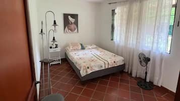 Værelse - balkon - udsigt til have | Arbejdsområde til bærbare computere, gratis Wi-Fi