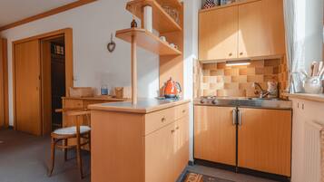 Kühlschrank, Toaster, Kochgeschirr/Geschirr/Besteck, Esstisch