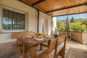 Outdoor dining - Natura Kolpa Orange Apartment, Adlešiči, Slovenia (Adlešiči)
