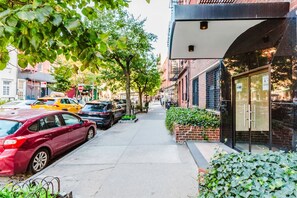 Property grounds - Perfect West Village 2BR w/ Elevator, Fully Furnished, by Blueground (Downtown)