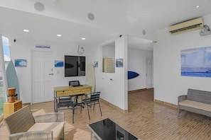 Reception - Surfo House (Tamarindo)